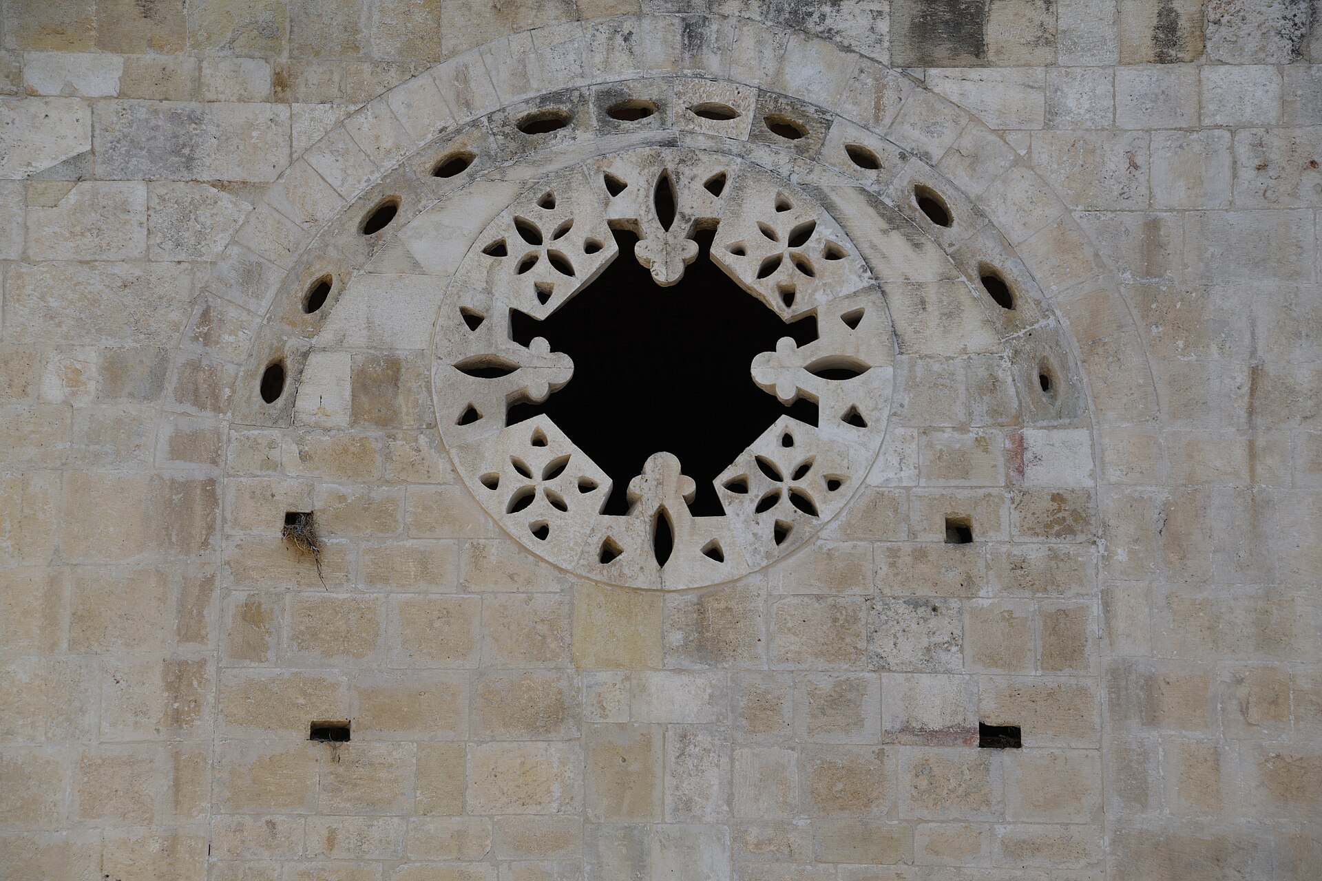 Die St.-Petrus-Kirche in Antakya, eine in den Fels geschlagene frühchristliche Stätte, hier 2019 vor dem Erdbeben
